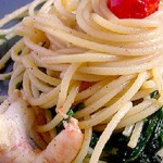 Spaguetti con rúcula y langostino